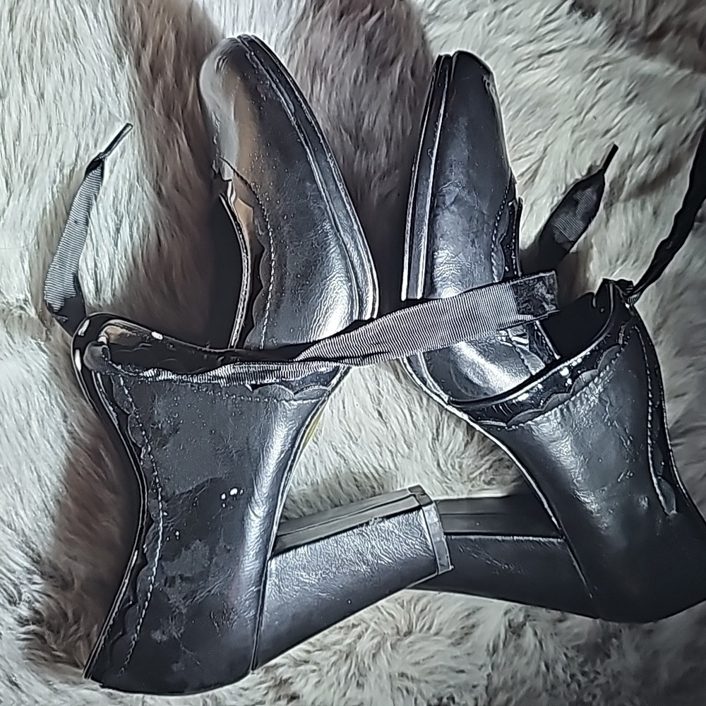 C U T E Basicly new....Pumps with tie📢📢📢📢 cuteee,